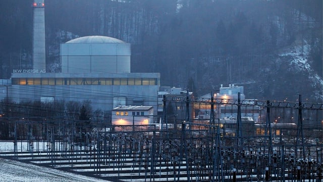 Reaktor des AKW Mühleberg, im Vordergrund Stromleitungen. Reaktor des AKW Mühleberg, im Vordergrund Stromleitungen.