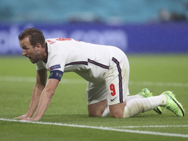Harry Kane kniet am Boden Harry Kane kniet am Boden