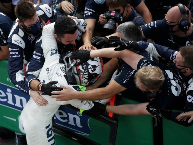 Pierre Gasly feiert mit seinem Team. Pierre Gasly feiert mit seinem Team.