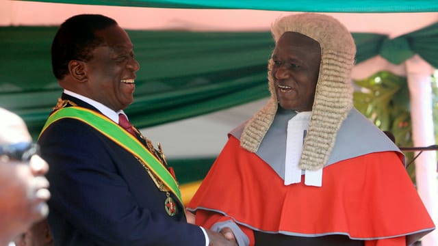Der 75-jährige Mnangagwa ist dank der Unterstützung durch das Militär in das Präsidialamt gelangt. Der 75-jährige Mnangagwa ist dank der Unterstützung durch das Militär in das Präsidialamt gelangt.