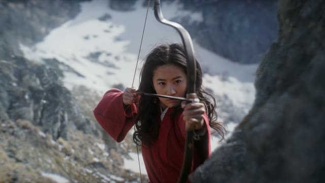 Mulan spannt einen Pfeil in ihren Pfeilbogen. Mulan spannt einen Pfeil in ihren Pfeilbogen.