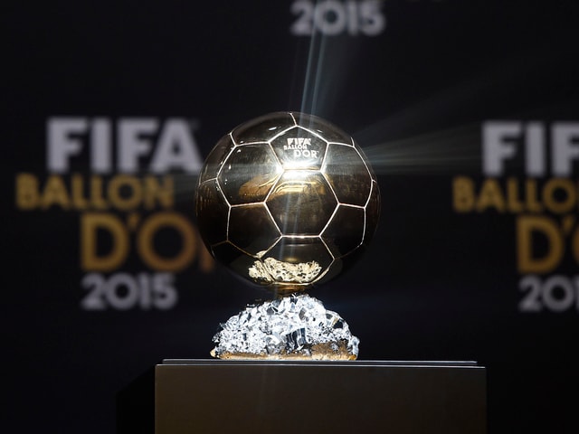 Ein goldener Fussball auf einem Podest. Ein goldener Fussball auf einem Podest.