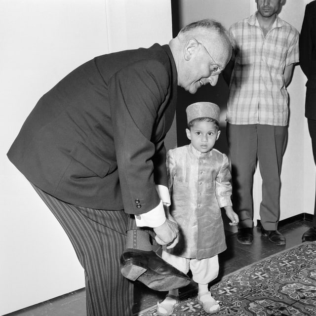 Emil Landolt zieht die Schuhe aus. Neben ihm ist ein muslimisches Kind. Emil Landolt zieht die Schuhe aus. Neben ihm ist ein muslimisches Kind.