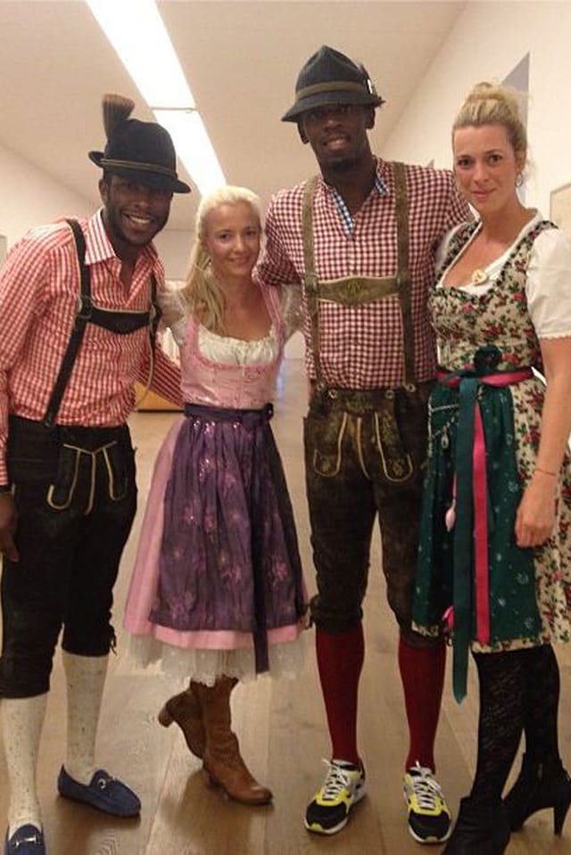Sprintstar Usain Bolt stattete dem Münchner Oktoberfest einen Besuch ab. Trotz traditionellem Outfit – auf seine Turnschuhe wollte er nicht verzichten Sprintstar Usain Bolt stattete dem Münchner Oktoberfest einen Besuch ab. Trotz traditionellem Outfit – auf seine Turnschuhe wollte er nicht verzichten