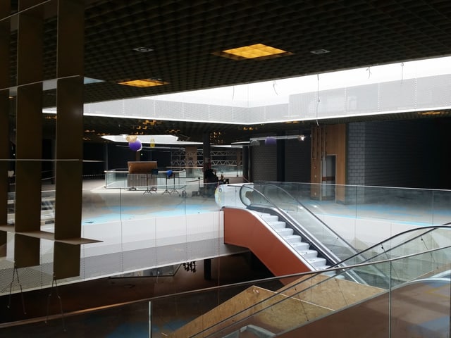 Rolltreppe auf einer Baustelle in einem Einkaufszentrum.