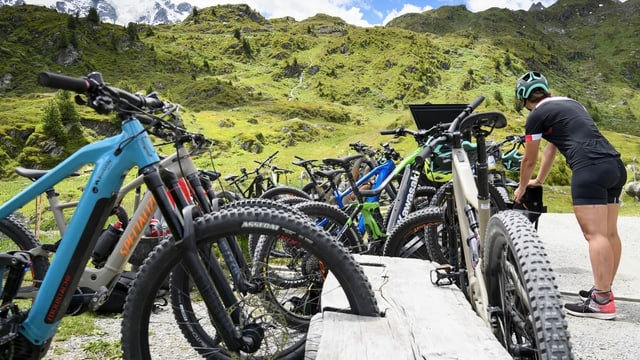 Zig E-Bikes stehen in einem Veloständer in den Bergen. Zig E-Bikes stehen in einem Veloständer in den Bergen.