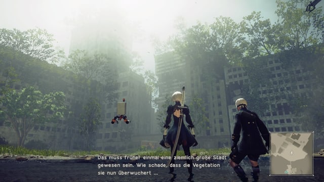 B2 und 9S stehen vor einer Stadt die von der Vegetation wieder eingenommen wurde. B2 und 9S stehen vor einer Stadt die von der Vegetation wieder eingenommen wurde.