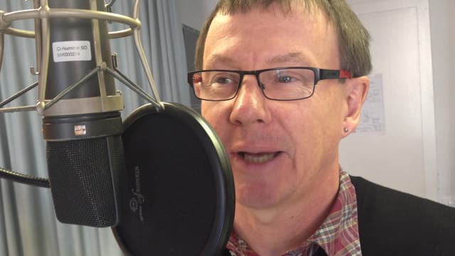 Jürgen Hofer zu Gast im Studio Solothurn, vor einem Mikrofon. Jürgen Hofer zu Gast im Studio Solothurn, vor einem Mikrofon.