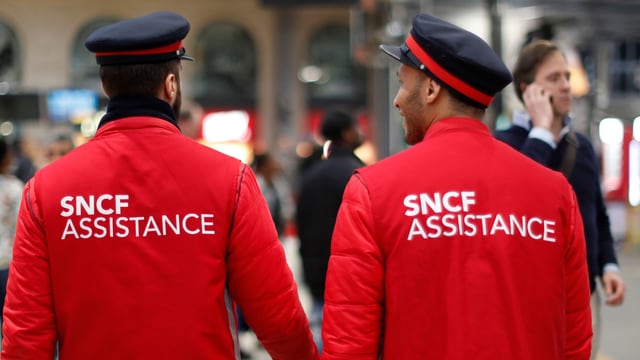 SNCF-Angestellte stehen in Paris bereit, um Reisende beim Weiterkommen zu unterstützen. (reuters) SNCF-Angestellte stehen in Paris bereit, um Reisende beim Weiterkommen zu unterstützen. (reuters)