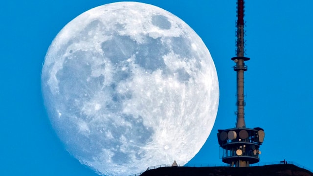 Vollmond über einer Bergspitze Vollmond über einer Bergspitze