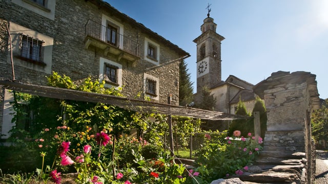 Dorf und Kirche im Tessin. Dorf und Kirche im Tessin.