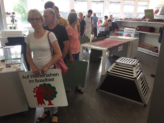 Rund 60 Personen erwarben am Donnerstag eines der alten Kantons-Schilder. Rund 60 Personen erwarben am Donnerstag eines der alten Kantons-Schilder.