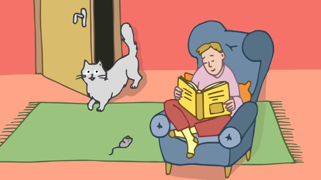 Eine Frau sitzt auf einem Sofa. Ihre Katze schleicht um die Türe herum. Eine Frau sitzt auf einem Sofa. Ihre Katze schleicht um die Türe herum.