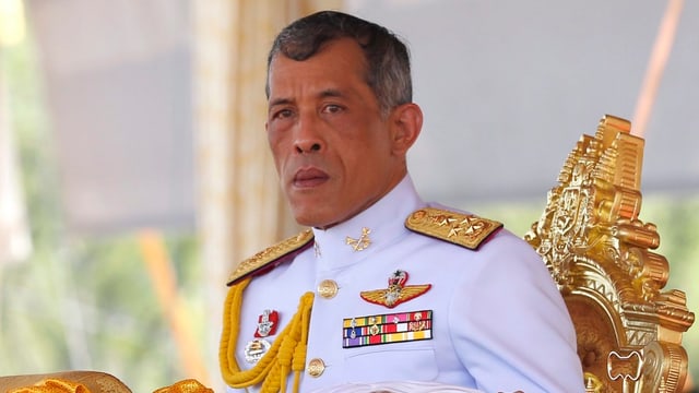 Maha Vajiralongkorn auf einem goldenen Thron sitzend. Maha Vajiralongkorn auf einem goldenen Thron sitzend.