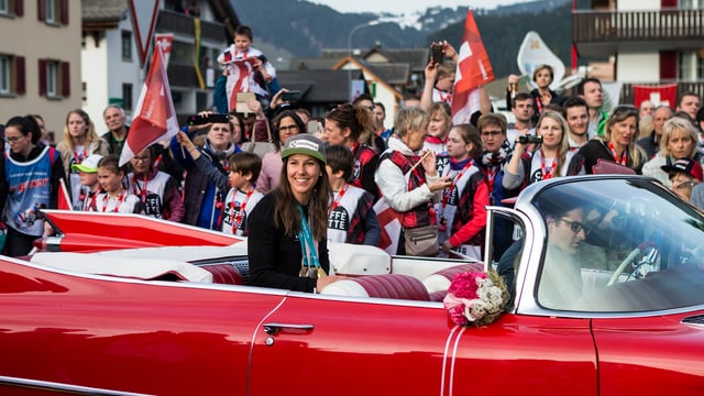 Ein rotes Auto, darin eine Frau. Ein rotes Auto, darin eine Frau.