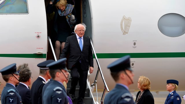 Michael Higgins aus Flugzeug steigend, Soldaten im Vordergrund. Michael Higgins aus Flugzeug steigend, Soldaten im Vordergrund.