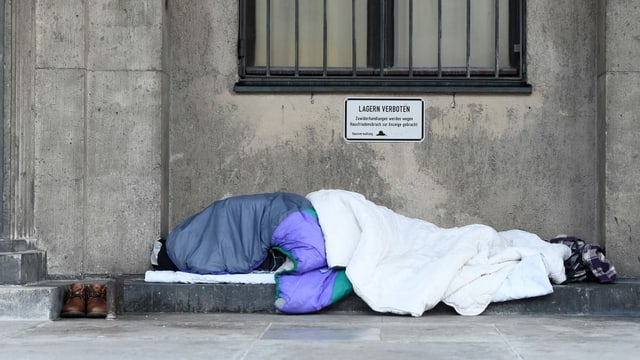 Eine obdachlose Person Eine obdachlose Person
