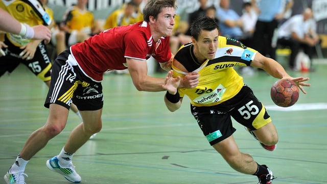 Zwei Handballerspieler in voller Aktion Zwei Handballerspieler in voller Aktion