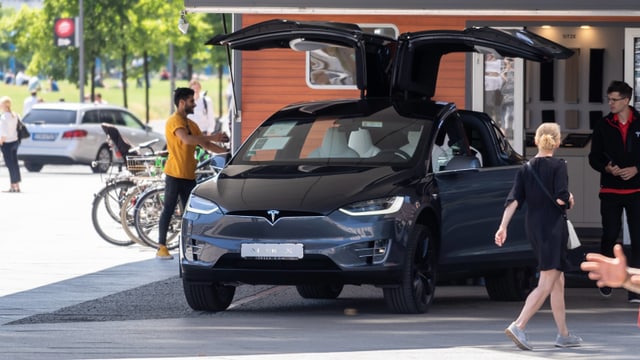 Auto mit Flügeltüren Auto mit Flügeltüren