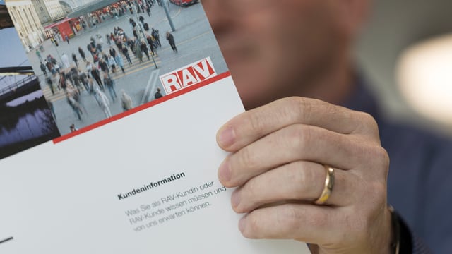 Mann liest RAV-Broschüre Mann liest RAV-Broschüre