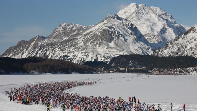 Ils passlunghists en la planira avant panorama muntagnard. Ils passlunghists en la planira avant panorama muntagnard.