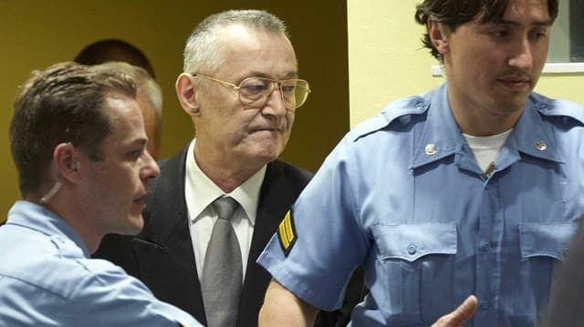 Simatovic mit Polizisten. Simatovic mit Polizisten.