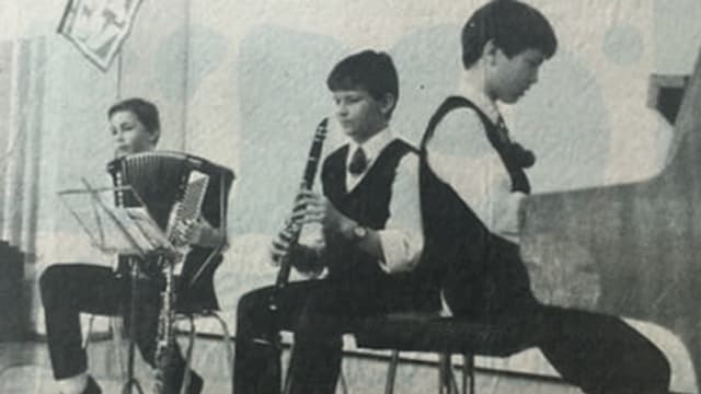 Schwarz-Weiss-Fotografie mit drei jungen Musikanten bei einem Auftritt. Schwarz-Weiss-Fotografie mit drei jungen Musikanten bei einem Auftritt.