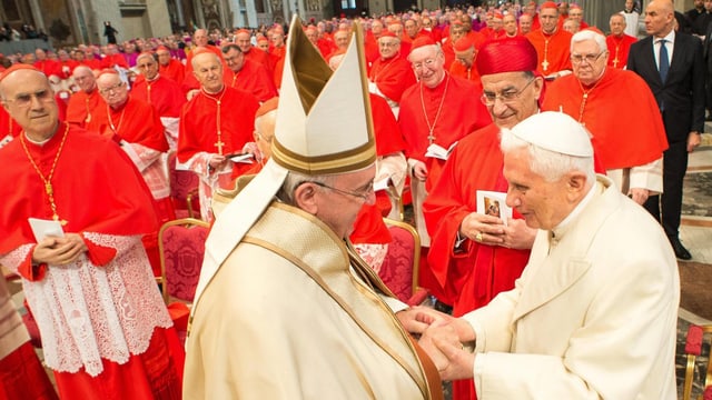 Papst Franziskus begrüsst seinen Vorgänger, den emeritierten Papst Benedikt XVI. Papst Franziskus begrüsst seinen Vorgänger, den emeritierten Papst Benedikt XVI.