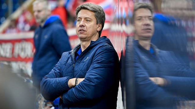 Haris Witolisch mit verschränkten Armen auf der Trainerbank. Haris Witolisch mit verschränkten Armen auf der Trainerbank.