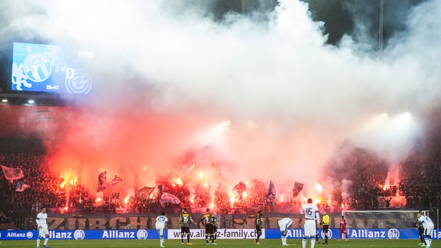 Fans zünden Pyros im Letzigrund-Stadion. Fans zünden Pyros im Letzigrund-Stadion.