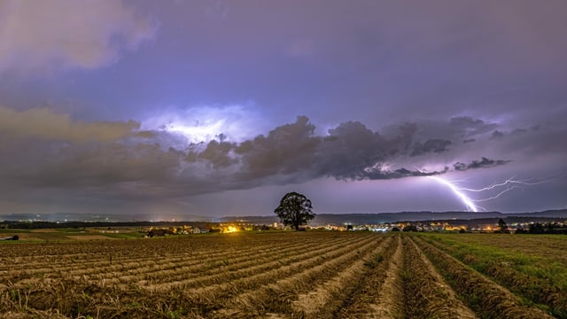 In der Ferne ist ein gewaltiger Blitzeinschlag zu sehen. In der Ferne ist ein gewaltiger Blitzeinschlag zu sehen.