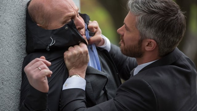 Zwei Männer kämpfen. Zwei Männer kämpfen.