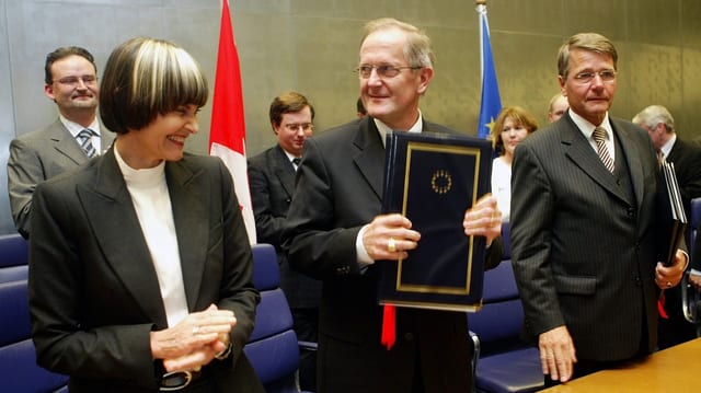 Micheline Calmy-Rey, Joseph Deiss und der dänische Justizminister Jan Piet Hein Donner 2004 in Luxembur.g Micheline Calmy-Rey, Joseph Deiss und der dänische Justizminister Jan Piet Hein Donner 2004 in Luxembur.g