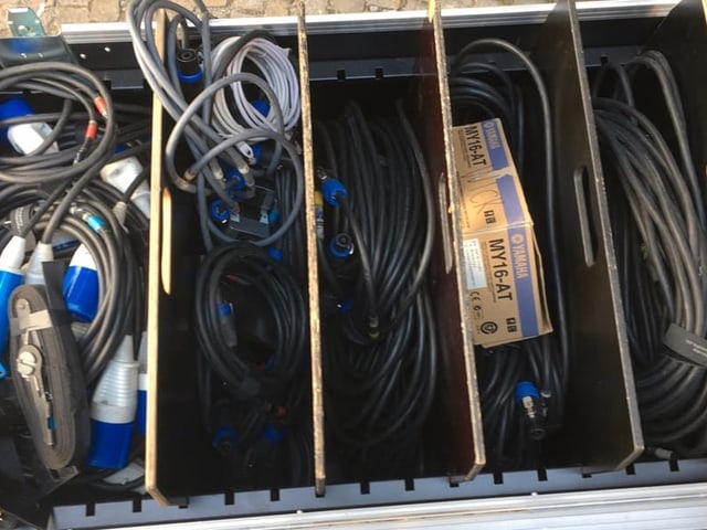 Kabelrollen und Technikmaterial in einer Kiste Kabelrollen und Technikmaterial in einer Kiste