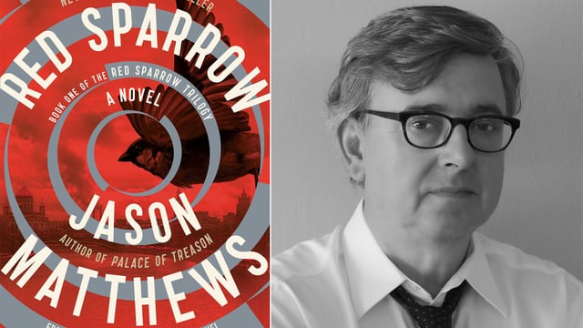 Zwei zusammengefügte Bilder. Links das Buchcover zu «Red Sparrow»: Eine Spirale führt in die Mitte des Covers, im Hintergrund ist der Umriss eines Vogels zu sehen. Gebogen stehen darum herum der Buchtitel und der Name des Autors. Recht das Bild des Autors: Ein Mann mit Brille, Hemd und Krawatte schaut ernst in die Kamera. Zwei zusammengefügte Bilder. Links das Buchcover zu «Red Sparrow»: Eine Spirale führt in die Mitte des Covers, im Hintergrund ist der Umriss eines Vogels zu sehen. Gebogen stehen darum herum der Buchtitel und der Name des Autors. Recht das Bild des Autors: Ein Mann mit Brille, Hemd und Krawatte schaut ernst in die Kamera.