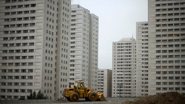Teheran, ein Bagger davor Teheran, ein Bagger davor