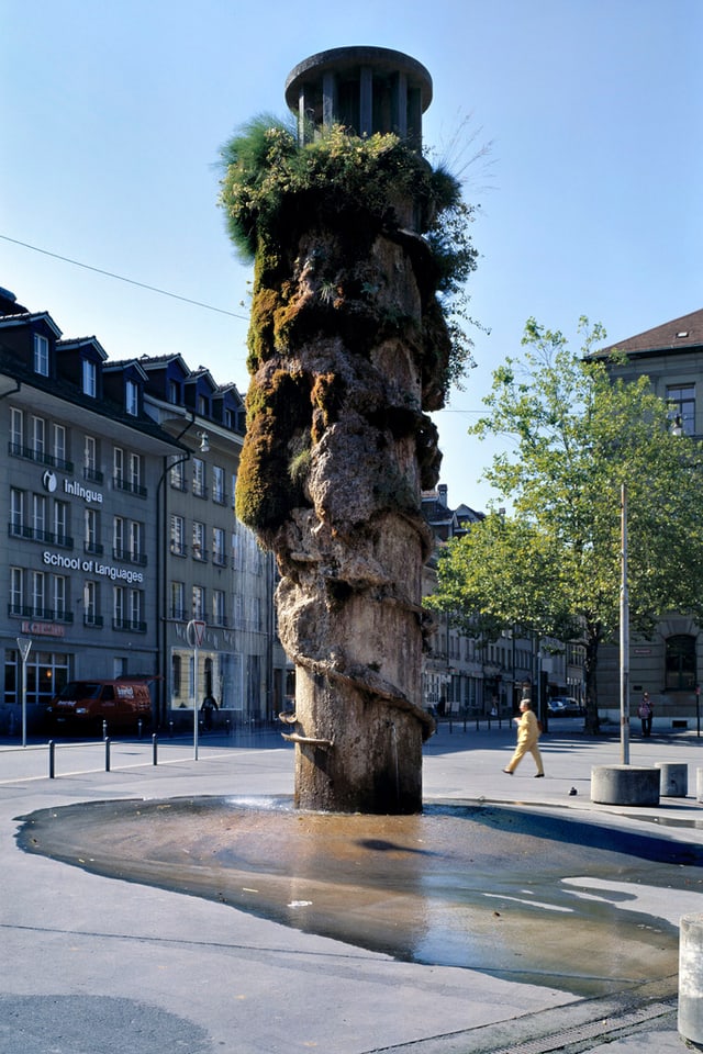 Der runde und hohe Brunnen. Der runde und hohe Brunnen.