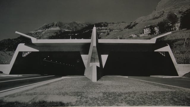 Das Tunnelportal in Airolo. Das Tunnelportal in Airolo.