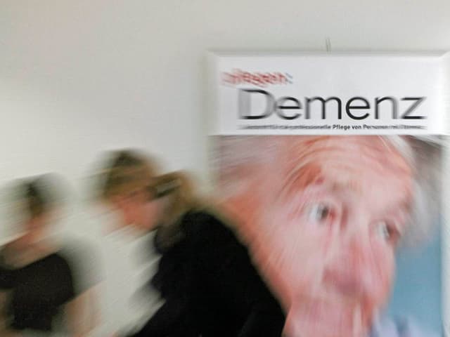 Ein Plakat an einer Tagung unter dem Motto «Aktiv für Demenzkranke». Ein Plakat an einer Tagung unter dem Motto «Aktiv für Demenzkranke».