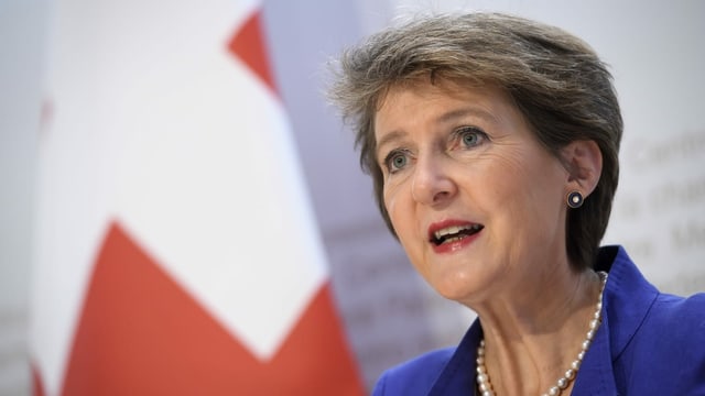 Bundespräsidentin Simonetta Sommaruga spricht an einer Medienkonferenz, im Hintergrund ist eine Schweizer Fahne zu sehen. Bundespräsidentin Simonetta Sommaruga spricht an einer Medienkonferenz, im Hintergrund ist eine Schweizer Fahne zu sehen.