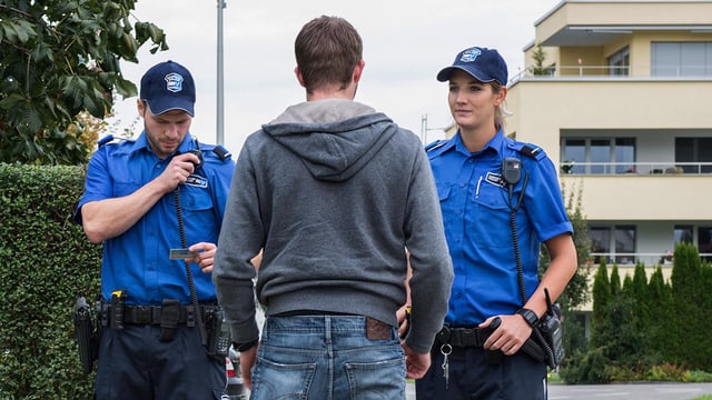 Zwei Polizisten stellen einen Mann Zwei Polizisten stellen einen Mann