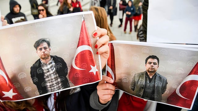 Demonstranten halten Fotos der ausgeschafften Türken erkennbar sind. Demonstranten halten Fotos der ausgeschafften Türken erkennbar sind.
