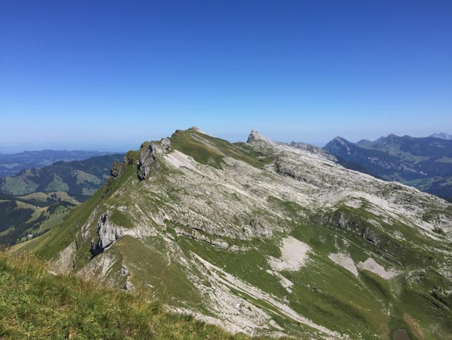 Blauer Himmel über dem Alpen