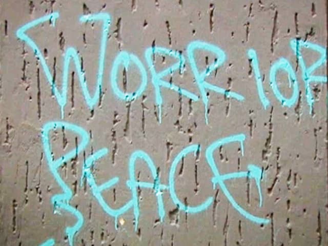 Wand mit der Aufschrift: «Work for Peace». Wand mit der Aufschrift: «Work for Peace».
