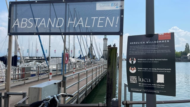 Grosse Überschrift Abstand halten vor dem Schiffsteg Grosse Überschrift Abstand halten vor dem Schiffsteg