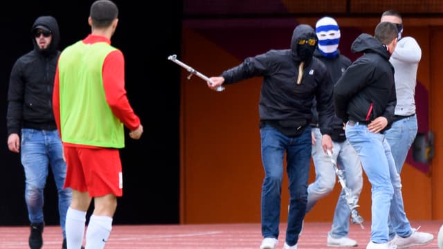 Hooligans stürmen den Platz. Hooligans stürmen den Platz.