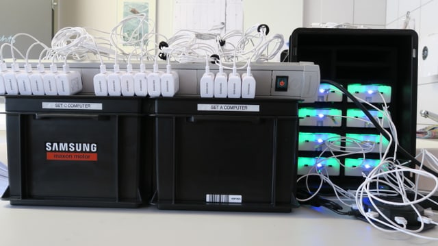 Ein schwarzer kasten an dem die Roboter mit Strom versorgt werden. Ein schwarzer kasten an dem die Roboter mit Strom versorgt werden.