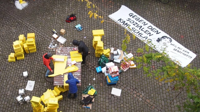 Mehrere hundert Personen nahmen an der Demo teil. Mehrere hundert Personen nahmen an der Demo teil.