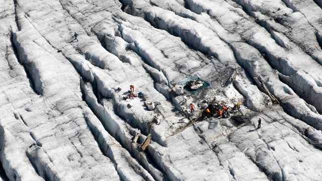 Die Teile des Flugzeugwracks auf dem Gletscher, von oben gesehen. Die Teile des Flugzeugwracks auf dem Gletscher, von oben gesehen.