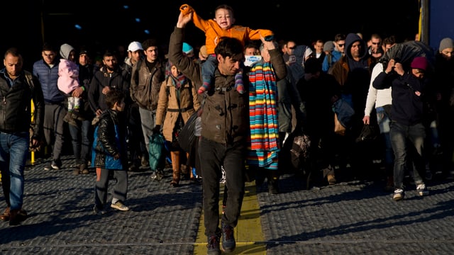 Flüchtlinge verlassen Fähre. Flüchtlinge verlassen Fähre.